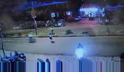 Đi bộ qua đường, cô gái bị xe máy húc văng hơn 10 mét